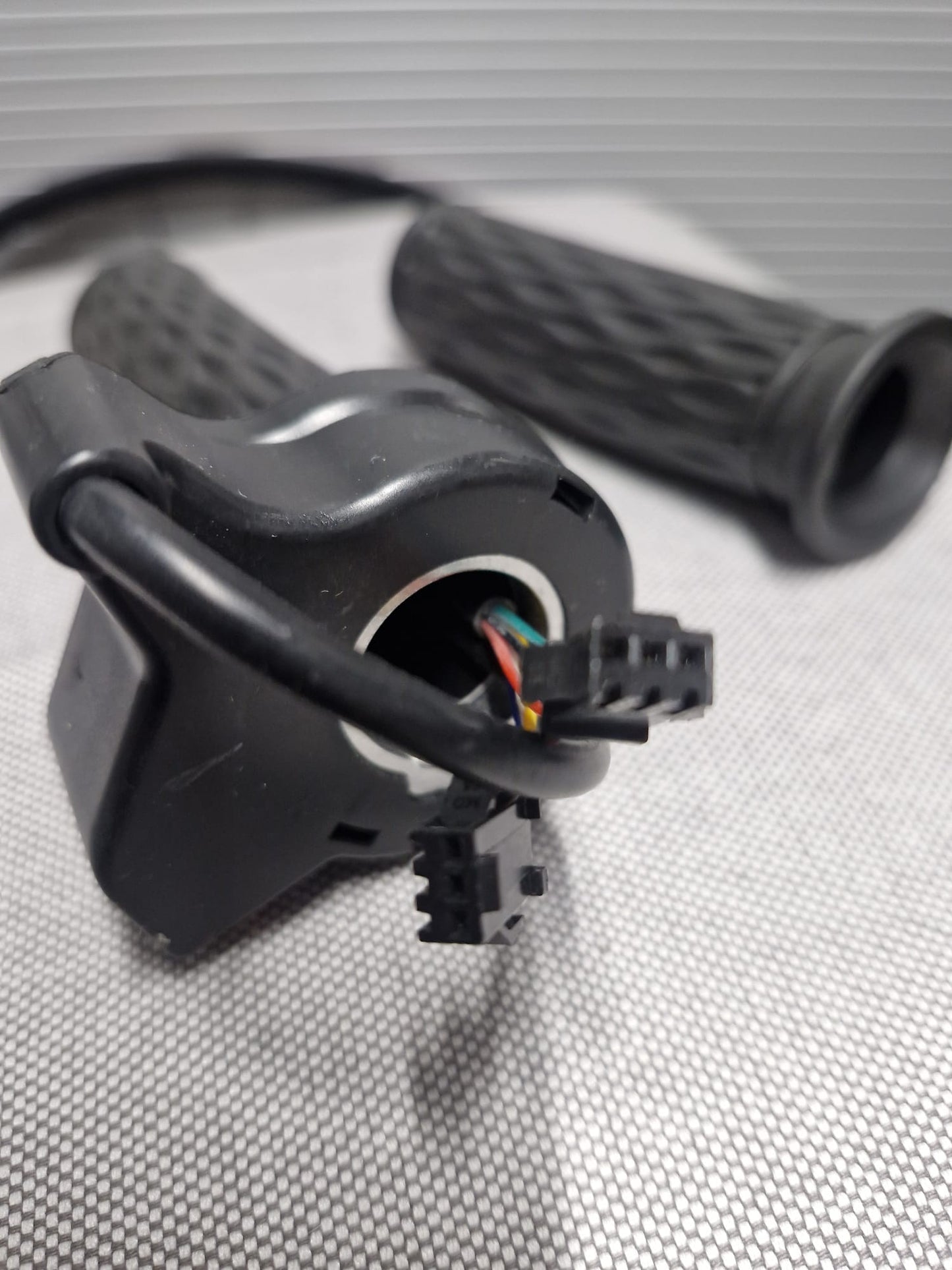 Skuutin osat: takalokasuoja, peukalokaasu, kahvakaasu