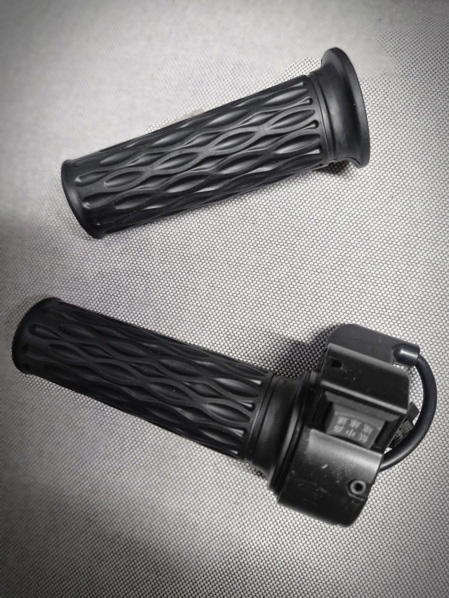 Skuutin osat: takalokasuoja, peukalokaasu, kahvakaasu