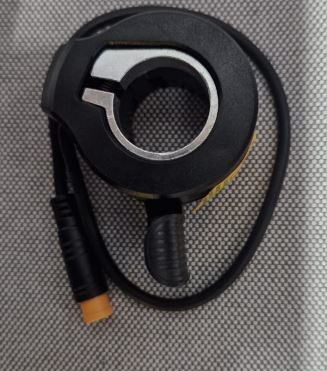 Skuutin osat: takalokasuoja, peukalokaasu, kahvakaasu