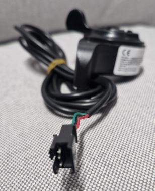 Skuutin osat: takalokasuoja, peukalokaasu, kahvakaasu