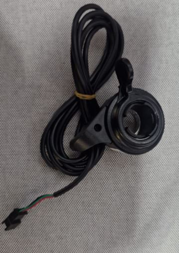 Skuutin osat: takalokasuoja, peukalokaasu, kahvakaasu