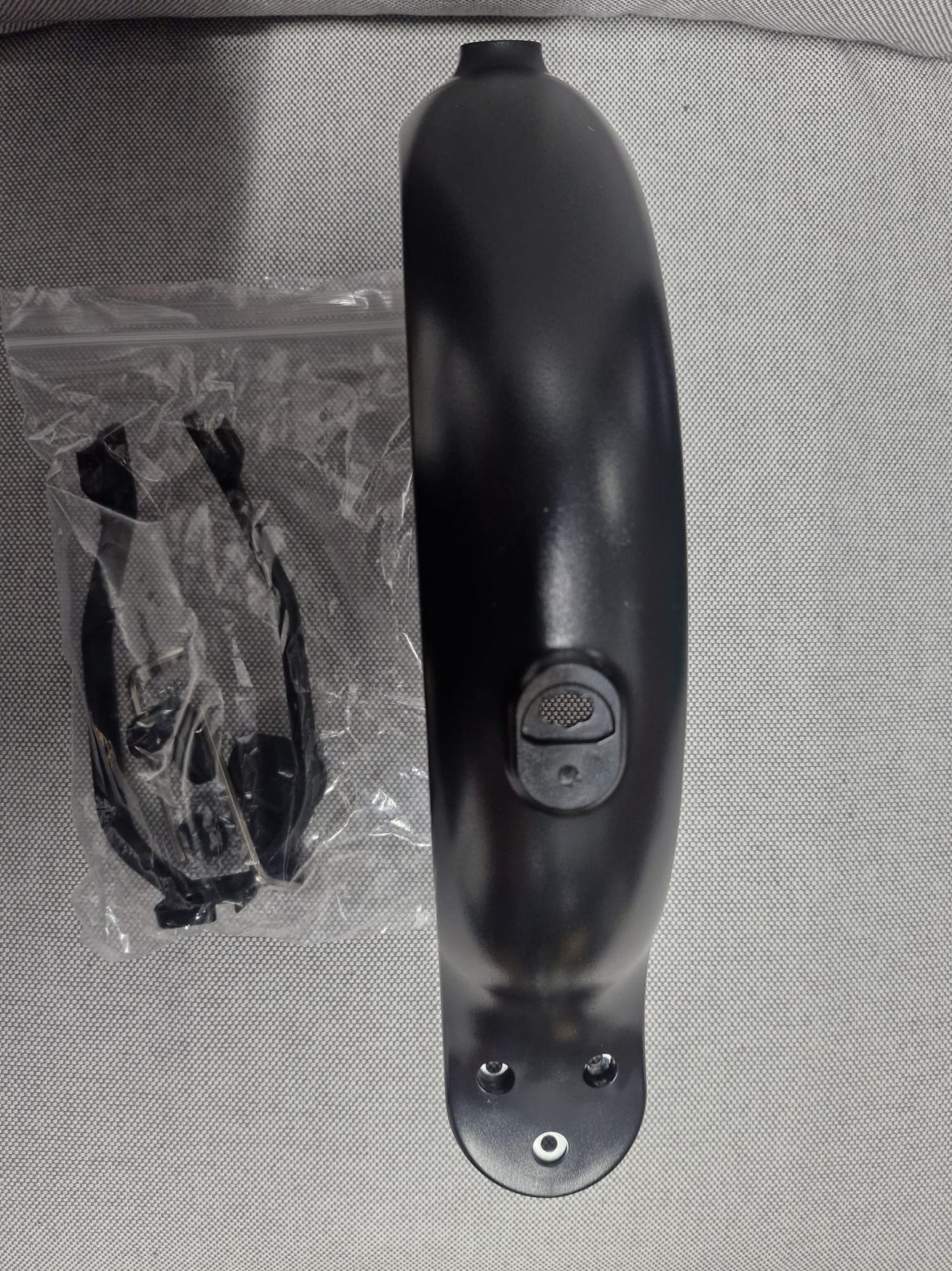 Skuutin osat: takalokasuoja, peukalokaasu, kahvakaasu